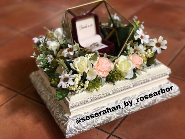Selain seserahan, tempat cincin juga disiapkan oleh Rose Arbon. Bentuknya unik seperti terrarium. (Foto: Dok. Rose Arbor Seserahan)