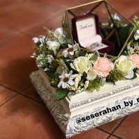 Selain seserahan, tempat cincin juga disiapkan oleh Rose Arbon. Bentuknya unik seperti terrarium. (Foto: Dok. Rose Arbor Seserahan)