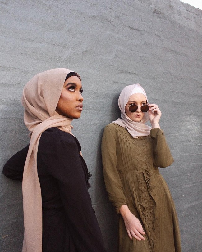 Beralih ke Australia, meski brand hijab tidak terlalu banyak di sini tapi ada satu brand hijab yang cukup terkenal yaitu Hijab House. Hijab pashmina polos berbahan crepe dan sifon juga banyak dipakai. Hijab House membandrol dengan harga 19.9 $ atau sekitar Rp 210.000. Foto: Dok. Hijab House