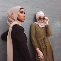 Beralih ke Australia, meski brand hijab tidak terlalu banyak di sini tapi ada satu brand hijab yang cukup terkenal yaitu Hijab House. Hijab pashmina polos berbahan crepe dan sifon juga banyak dipakai. Hijab House membandrol dengan harga 19.9 $ atau sekitar Rp 210.000. Foto: Dok. Hijab House