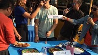 Saat membawakan acara musik, Fero terlihat sedang mencicip makanan dengan mata tertutup. Makan apa ya dia? Foto: instagram @fero_walandouw
