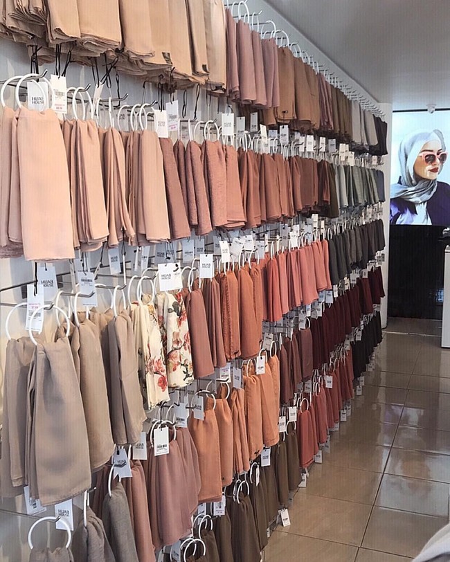 Pashmina polos tanpa corak paling umum dipakai oleh hijabers dari berbagai negara. Mulai dari Amerika, Australia, hingga Indonesia menjual produk serupa meski dengan kualitas berbeda.   Foto: Instagram/HijabHouse