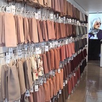 Pashmina polos tanpa corak paling umum dipakai oleh hijabers dari berbagai negara. Mulai dari Amerika, Australia, hingga Indonesia menjual produk serupa meski dengan kualitas berbeda.   Foto: Instagram/HijabHouse