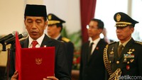 Jokowi membacakan sumpah jabatan, yang kemudian diikuti oleh Andika. 