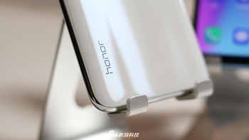 Belum diketahui berapa harganya di Indonesia, kemungkinan tidak terlalu mahal karena menyasar kelas menengah. Ini adalh Honor 10 Lite versi warna putih. Foto: Sina Mobile