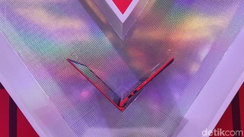 Ini menjadikan layar berukuran 14 incinya dibingkai dengan bezel yang tipis. Rasio layar juga mencapai 84%. (Foto: detikINET/Virgina Maulita Putri)