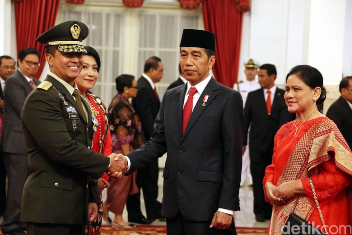 Presiden Joko Widodo (Jokowi) melantik Letjen Andika Perkasa menjadi Kepala Staf Angkatan Darat (KSAD) yang baru. Andika menggantikan Jenderal Mulyono, yang masuk masa pensiun pada Januari 2019.
