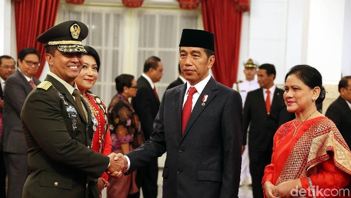 Presiden Joko Widodo (Jokowi) melantik Letjen Andika Perkasa menjadi Kepala Staf Angkatan Darat (KSAD) yang baru. Andika menggantikan Jenderal Mulyono, yang masuk masa pensiun pada Januari 2019.