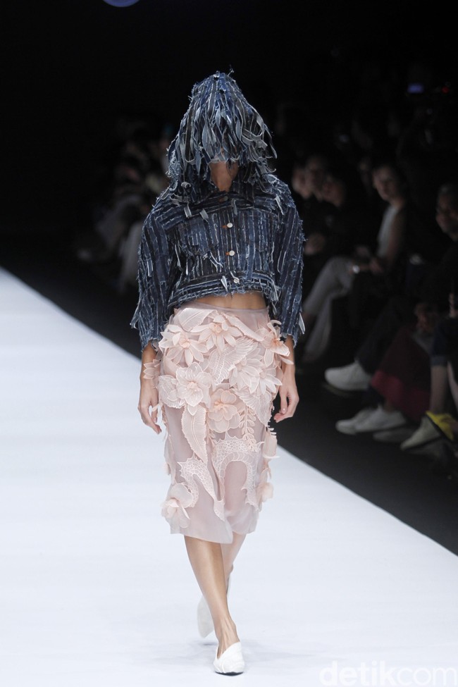 Fashion show koleksi terbaru Toton Januar ini mengangkat tema Eksplorasi Ragam Hias Indonesia dan Pengelolaan Limbah di Jakarta Fashion Week 2019, Senayan City, Jakarta, minggu [21/10/2018]. Foto: Mohammad Abduh/Wolipop