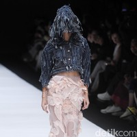 Fashion show koleksi terbaru Toton Januar ini mengangkat tema Eksplorasi Ragam Hias Indonesia dan Pengelolaan Limbah di Jakarta Fashion Week 2019, Senayan City, Jakarta, minggu [21/10/2018]. Foto: Mohammad Abduh/Wolipop