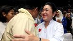 Cipika-cipiki, Begini Momen Kemesraan Prabowo-Titiek