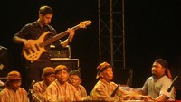 Ditambah lagu ketiga yang lebih pada permainanan instrumen alat musik seksofon dan terompet yang diiringi musik Calung Banyumasan. Foto: Arbi Anugrah