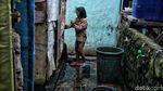 Potret Mengenaskan Sanitasi Warga Bantaran Kali Ciliwung