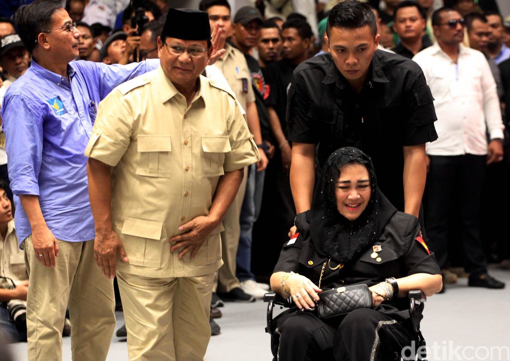 Sejumlah politisi hingga artis ramaikan pembekalan relawan Prabowo-Sandiaga. Amien Rais dan Ahmad Dhani menjadi diantaranya yang hadir di Istora Senayan.