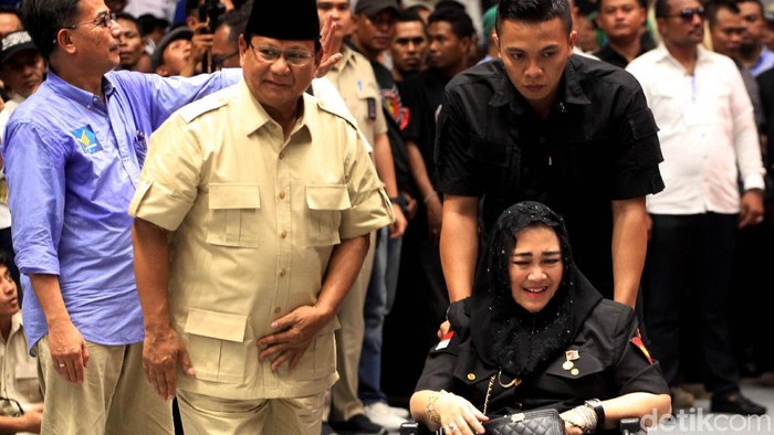 Sejumlah politisi hingga artis ramaikan pembekalan relawan Prabowo-Sandiaga. Amien Rais dan Ahmad Dhani menjadi diantaranya yang hadir di Istora Senayan.