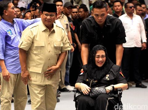 Adik kandung Megawati, Rachmawati berada di kubu Prabowo.