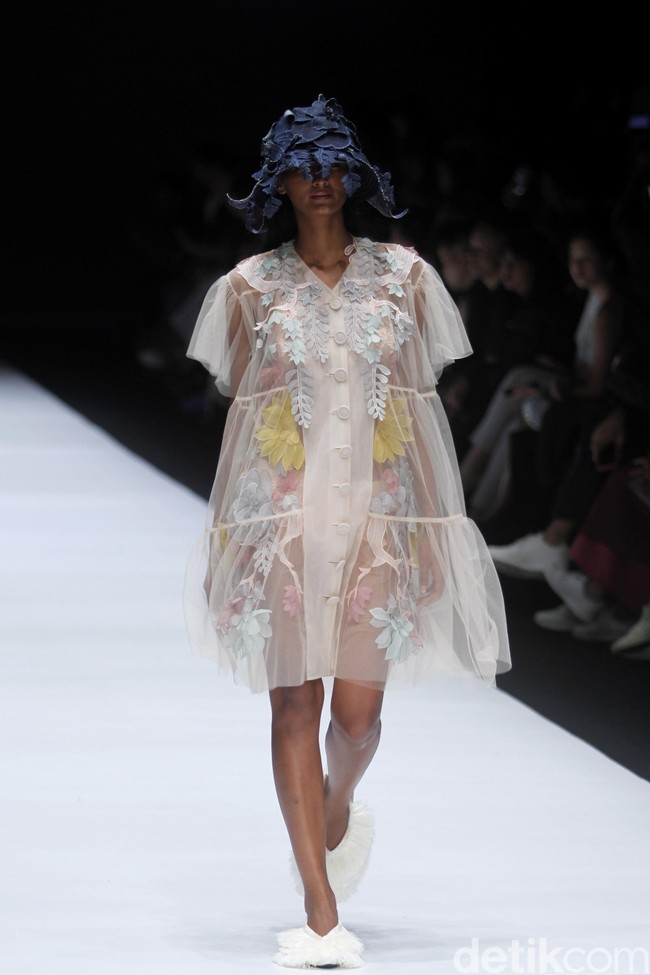 Fashion show koleksi terbaru Toton Januar ini mengangkat tema Eksplorasi Ragam Hias Indonesia dan Pengelolaan Limbah di Jakarta Fashion Week 2019, Senayan City, Jakarta, minggu [21/10/2018]. Foto: Mohammad Abduh/Wolipop