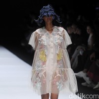 Fashion show koleksi terbaru Toton Januar ini mengangkat tema Eksplorasi Ragam Hias Indonesia dan Pengelolaan Limbah di Jakarta Fashion Week 2019, Senayan City, Jakarta, minggu [21/10/2018]. Foto: Mohammad Abduh/Wolipop