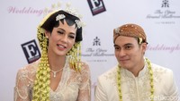 Baim Wong dan Paula Verhoeven usai akad nikah yang dilaksanakan di Gedung Tribrata, Jakarta Selatan pada Kamis (22/11). Pool/Noel/detikFoto.