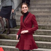 Menghindari Kontak MataHal ini bukan berarti keduanya menghindari tatap mata dengan orang. Namun saat difoto, Kate Middleton dan Meghan Markle memilih untuk tidak melihat langsung ke kamera. Hal itu membuat foto mereka terlihat mempesona apalagi saat diambil ketika bergerak. Foto: Getty Images