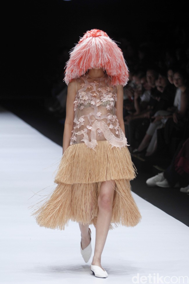 Fashion show koleksi terbaru Toton Januar ini mengangkat tema Eksplorasi Ragam Hias Indonesia dan Pengelolaan Limbah di Jakarta Fashion Week 2019, Senayan City, Jakarta, minggu [21/10/2018]. Foto: Mohammad Abduh/Wolipop