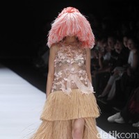 Fashion show koleksi terbaru Toton Januar ini mengangkat tema Eksplorasi Ragam Hias Indonesia dan Pengelolaan Limbah di Jakarta Fashion Week 2019, Senayan City, Jakarta, minggu [21/10/2018]. Foto: Mohammad Abduh/Wolipop