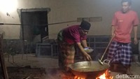 Minyak Songak dibuat oleh warga Desa Songak, Kecamatan Sakra, Kabupaten Lombok Timur (Faruk Nickyrawi/detikTravel)