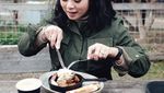 Pose Cantik Selebgram Andra Alodita Saat Mencicip Kopi Favorit