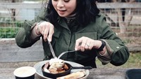Kalau ini pose semangat Andra melahap kopi dan menu brunch di The Farm Cafe, Melbourne. Pas nyobain lumayan kaget karena kopi dan makanannya enakkkkk banget, tulis istri Abenk Alter ini. Foto: Instagram alodita