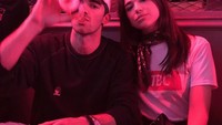 Terkenal lewat lagu Closer, Andrew juga berteman dekat dengan Dua Lipa. Ini pose keren mereka saat nongkrong bersama di backstage konser yang berada di New York. Foto: Instagram @drewtaggart