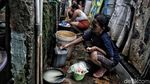 Potret Mengenaskan Sanitasi Warga Bantaran Kali Ciliwung
