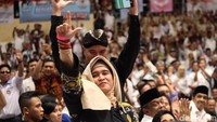 Wanita bernama asli Titi Widoretno Warisman hadir dalam acara pembekalan relawan pasangan Pilpres 2019, Prabowo-Sandiaga di Istora Senayan pada 22 November 2018. Amien Rais juga hadir di acara tersebut. (Foto: Lamhot Aritonang)