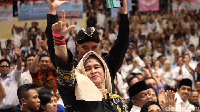 Sejumlah politisi hingga artis ramaikan pembekalan relawan Prabowo-Sandiaga. Amien Rais dan Ahmad Dhani menjadi diantaranya yang hadir di Istora Senayan.