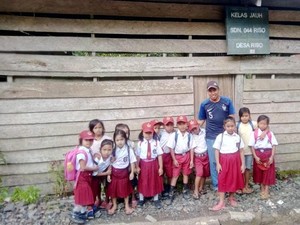 Melihat SD di Sulbar yang Berdinding Papan Beralas Tanah