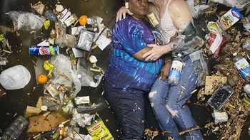 Dia membagi dalam tiga tema, yakni air, pantai dan hutan. Foto: Gregg Segal