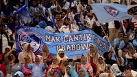 Emak-emak pun nampak memenuhi Istora Senayan. Mereka diketahui telah memadati Istora Senayan sejak siang hari dan tak henti-henti bernyanyi dan berfoto.
