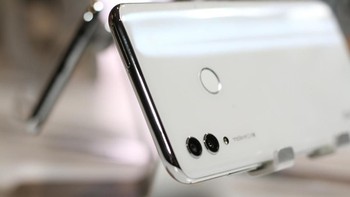 Honor mentenagai ponsel barunya dengan prosesor Kirin 710.  Foto: Sina Mobile