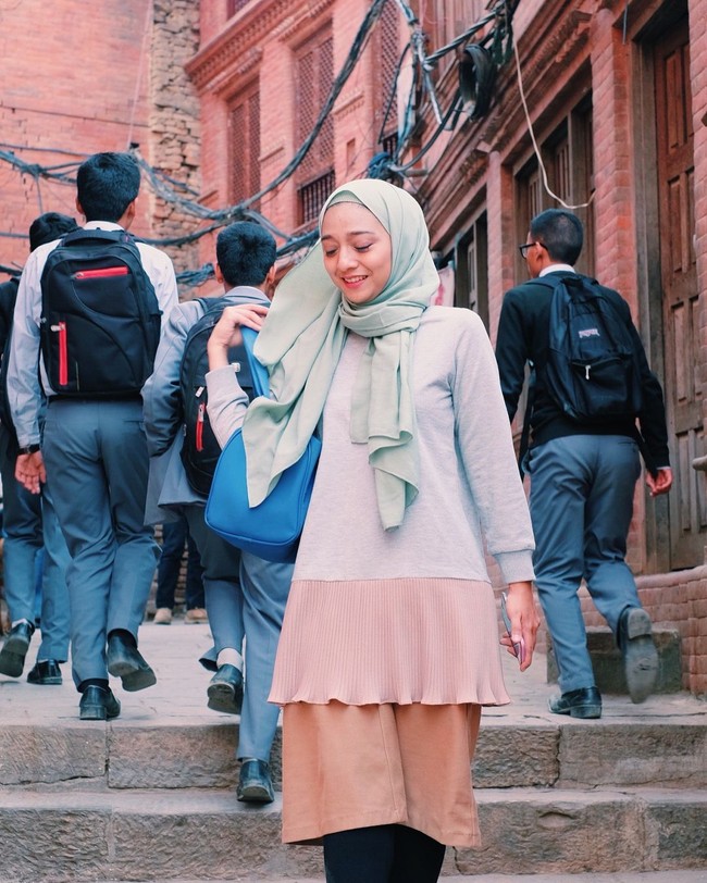 Hijab pashmina polos paling murah bisa ditemukan di Indonesia. Meski harganya cukup beragam, harganya tidak setinggi di Malaysia ataupun di Inggris. Sebut saja Maima Hijab yang memolopori hijab pashmina berbahan voile. Harganya Rp 76 ribu saja. Foto: Instagram/ChikiFawzi