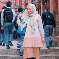 Hijab pashmina polos paling murah bisa ditemukan di Indonesia. Meski harganya cukup beragam, harganya tidak setinggi di Malaysia ataupun di Inggris. Sebut saja Maima Hijab yang memolopori hijab pashmina berbahan voile. Harganya Rp 76 ribu saja. Foto: Instagram/ChikiFawzi