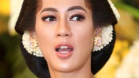 Aura kecantikan Paula seolah keluar dan semakin bertambah. Pool/Ismail/detikFoto.