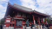 Berkesempatan jalan-jalan ke Asakusa, Tokyo? Jangan lupa mampir ke Kuil Sensoji. Kamu bisa menikmati pemandangan yang indah juga menemukan keseruan lainnya. (Aisyah/detikTravel)