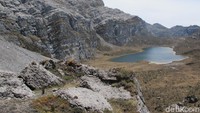 Ketiga, giliran Provinsi Papua Pegunungan. Foto memperlihatkan danau di pegunungan Jayawijaya. Provinsi Papua Pegunungan terdiri atas Kabupaten Jayawijaya, Kabupaten Pegunungan Bintang, Kabupaten Yahukimo, Kabupaten Tolikara, Kabupaten Mamberamo Tengah, Kabupaten Yalimo, Kabupaten Lanny Jaya, dan Kabupaten Nduga. Ibu kotanya adalah Kabupaten Jayawijaya. Afif Farhan/detikTravel