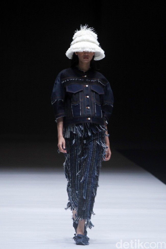 Fashion show koleksi terbaru Toton Januar ini mengangkat tema Eksplorasi Ragam Hias Indonesia dan Pengelolaan Limbah di Jakarta Fashion Week 2019, Senayan City, Jakarta, minggu [21/10/2018]. Foto: Mohammad Abduh/Wolipop
