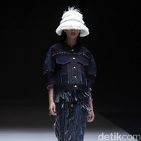 Fashion show koleksi terbaru Toton Januar ini mengangkat tema Eksplorasi Ragam Hias Indonesia dan Pengelolaan Limbah di Jakarta Fashion Week 2019, Senayan City, Jakarta, minggu [21/10/2018]. Foto: Mohammad Abduh/Wolipop