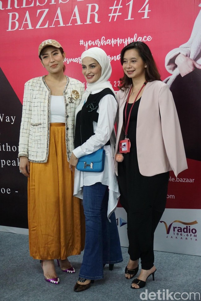 Ayu Dewi menggabungkan kesan elegan dan feminin dari pakaiannya, dengan aksesori topi yang tampak boyish saat hadir di pembukaan Irresistible Bazaar, Rabu (20/11/2018). Gayanya pun terkesan unik dan playful dengan sepatu warna ungu yang kontras. Foto: Alissa Safera/Wolipop