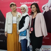Ayu Dewi menggabungkan kesan elegan dan feminin dari pakaiannya, dengan aksesori topi yang tampak boyish saat hadir di pembukaan Irresistible Bazaar, Rabu (20/11/2018). Gayanya pun terkesan unik dan playful dengan sepatu warna ungu yang kontras. Foto: Alissa Safera/Wolipop