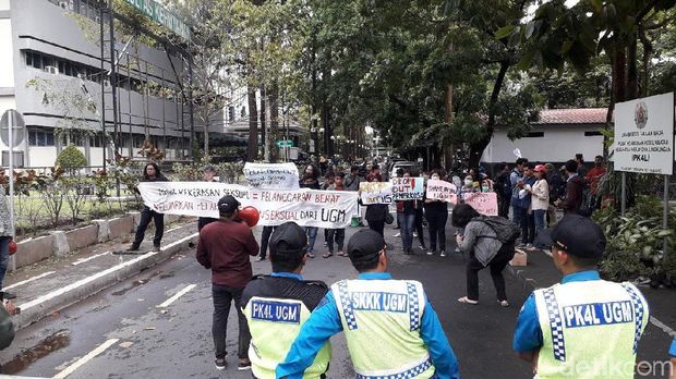 Demo Mahasiswa UGM Tuntut Pelaku Pencabulan di-DO Nyaris Ricuh