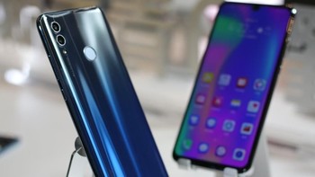 Honor 10 Lite membawa kamera ganda di bagian belakangnya. Foto: Sina Mobile