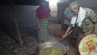 Usai dimasak, minyak tidak langsung dibagikan, terlebih dahulu dibawa ke masjid untuk dibacakan doa-doa khusus serta lafal zikir. Ritual ini dipercaya sebagai permohonan keberkahan kepada Allah SWT (Faruk Nickyrawi/detikTravel)