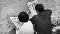 Kematian JFK membuat media cetak dan elektronik terus memberitakan proses penyelidikan dan pencarian pelaku penembakan tersebut. Orang-orang tampak ingin tahu siapa dan apa yang membuat Presiden AS ke-35 itu dibunuh. Keystone/Getty Images.